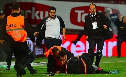 В матче Трабзонспор - Фенербачхе фанат избил судью