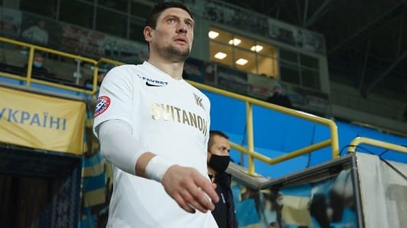 «Стрелка» с фанатом и конфликт с тренером Днепра-1: Селезнев ярко отметился в матче УПЛ