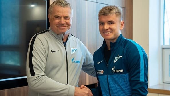 «Зенит» продлил контракт с Мостовым