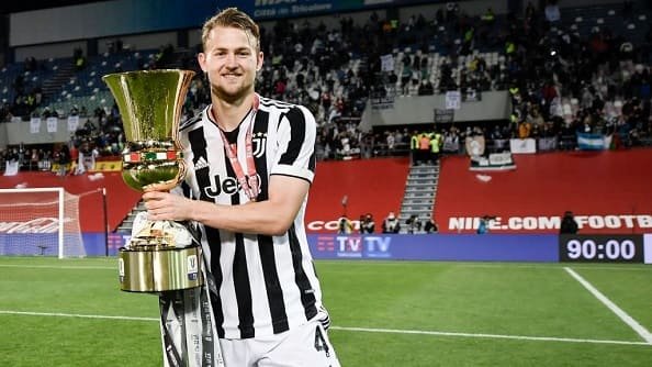«Барселона» нацелена на де Лигта и Пау Торреса, но клубу не хватает денег