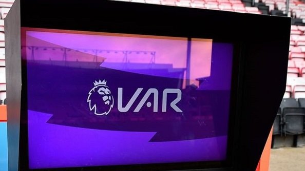Болельщики услышат переговоры судей при использовании VAR в новом сезоне АПЛ