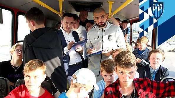 Клуб РПЛ подписал контракт с игроком в автобусе
